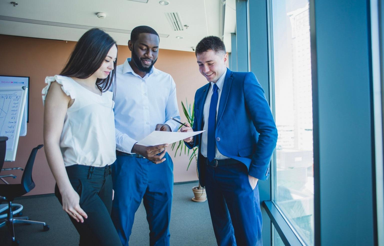 Teilnehmer bei der Analyse wirtschaftlicher Zusammenhänge