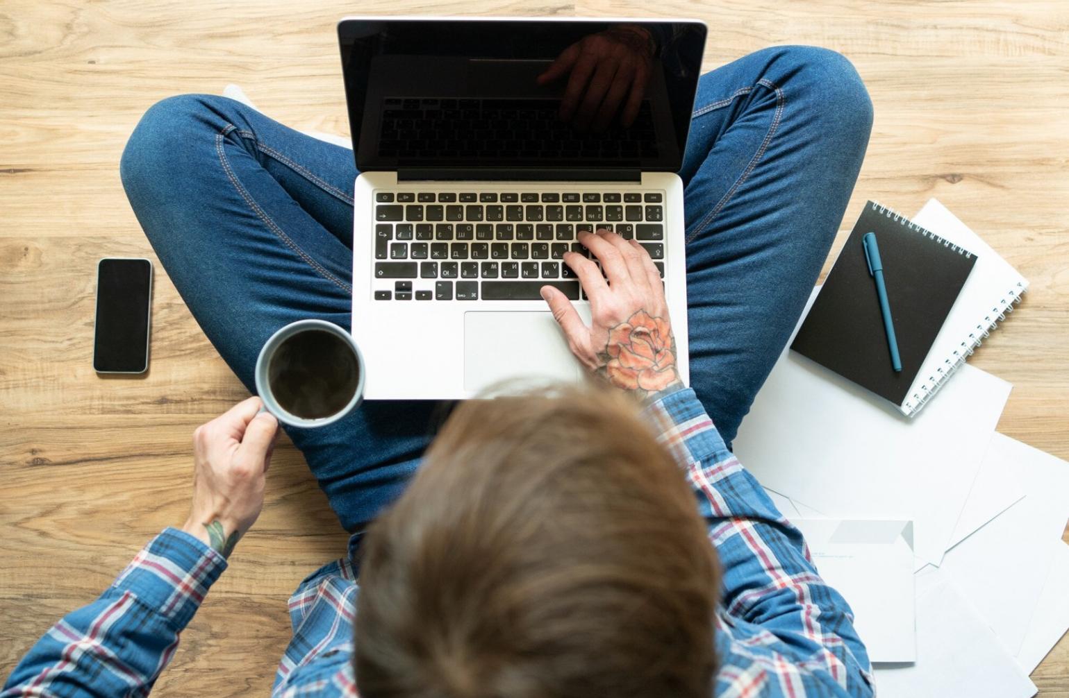 Teilnehmer bei der praktischen Arbeit an Finanzprojekten