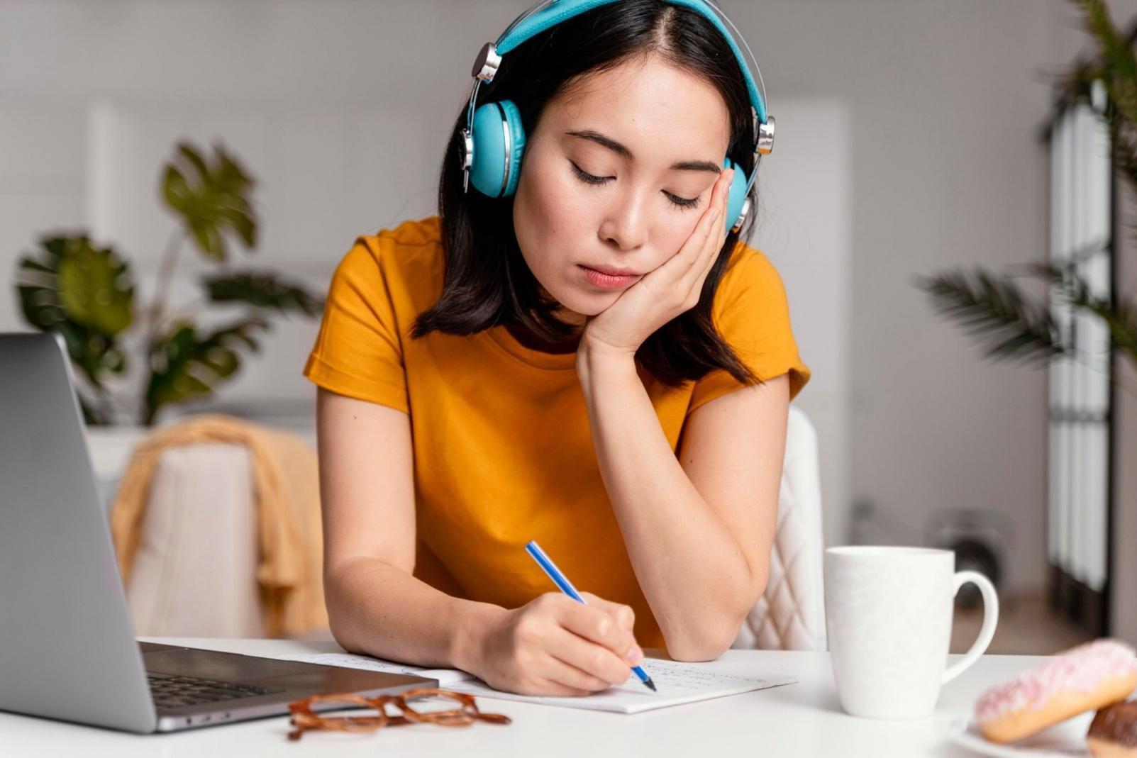 Detailansicht von Finanzunterlagen mit Grafiken und Analysen auf einem modernen Arbeitsplatz